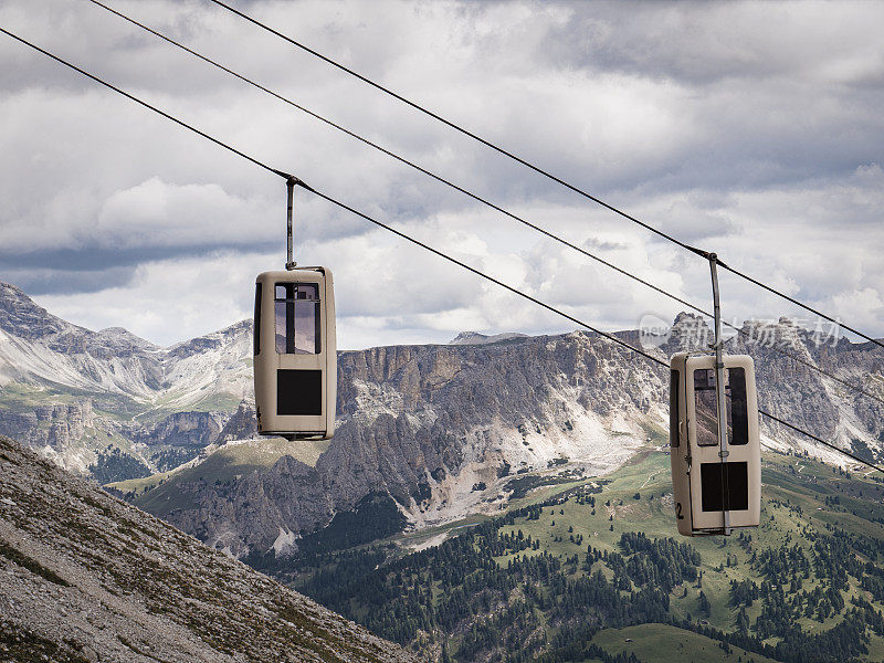意大利Sella Pass的Dolomites缆车